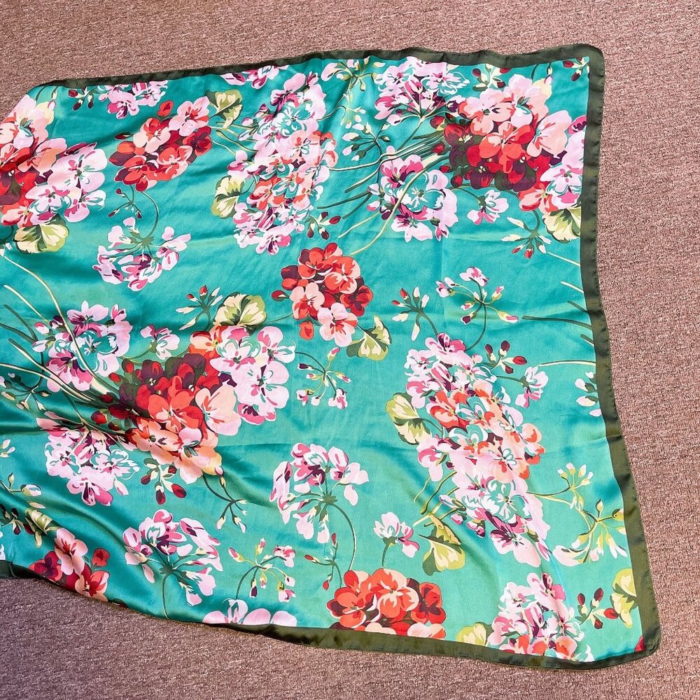 Gucci Floral 100% Silk Scarf Green Pink Design 35" x 70" Rectangle - Picture 8 of 10
